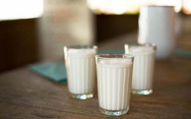 Nyttiga egenskaper hos getmjölk: en läkande dryck